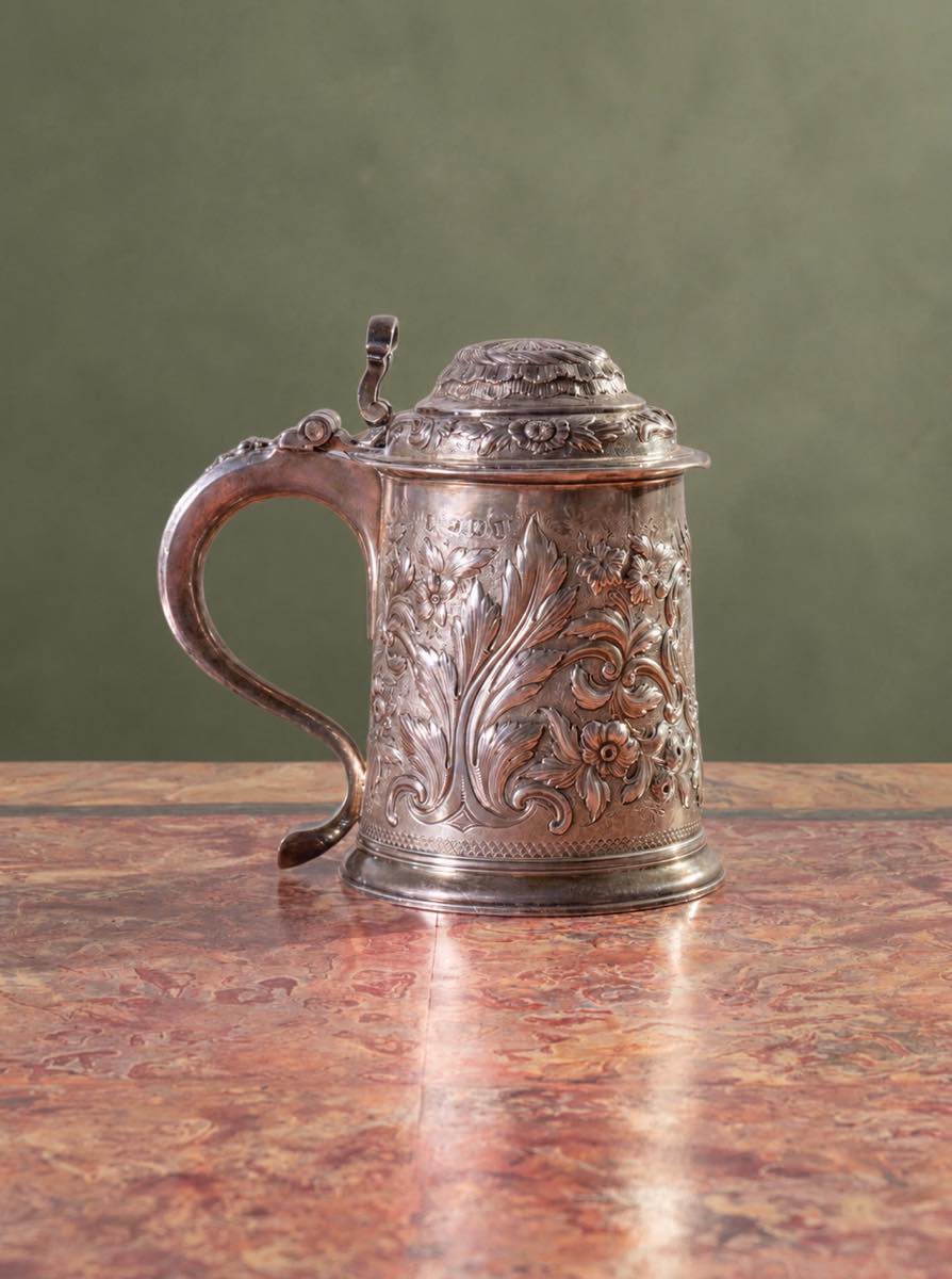 Tankard in argento Sterling 925 Giorgio I realizzato a Londra nel 1724, riccamente sbalzato con motivi vegetali e floreali e stemma inciso con motto "Nec Temere Nec Timide".