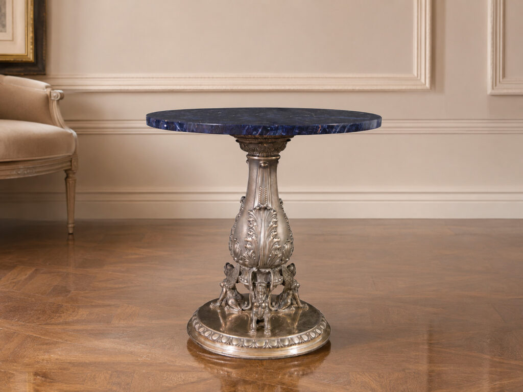 Tavolino in argento e lapislazzulo realizzato dall'orafo G. Fiorentini di Milano nel XX secolo, con piano circolare in lapislazzulo e base cesellata. Trattato da Gregory's Casa d'Aste Bologna, prima casa d'aste di Bologna dal 2013.