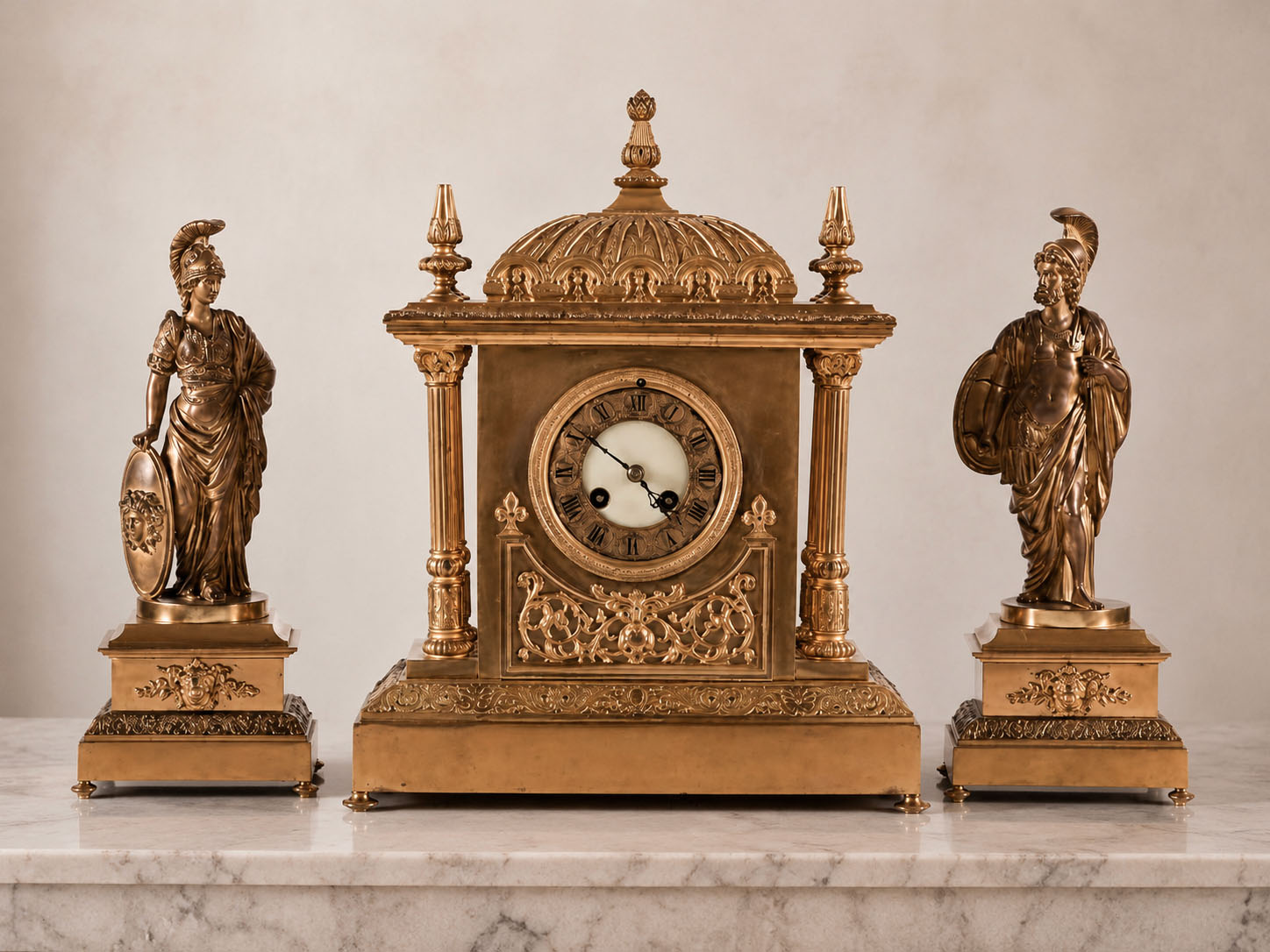 Trittico francese del XIX secolo in bronzo dorato composto da orologio a tempietto e sculture raffiguranti Marte e Minerva.