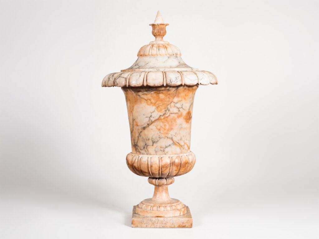 Monumentale vaso a cratere in alabastro con coperchio, XVIII secolo.