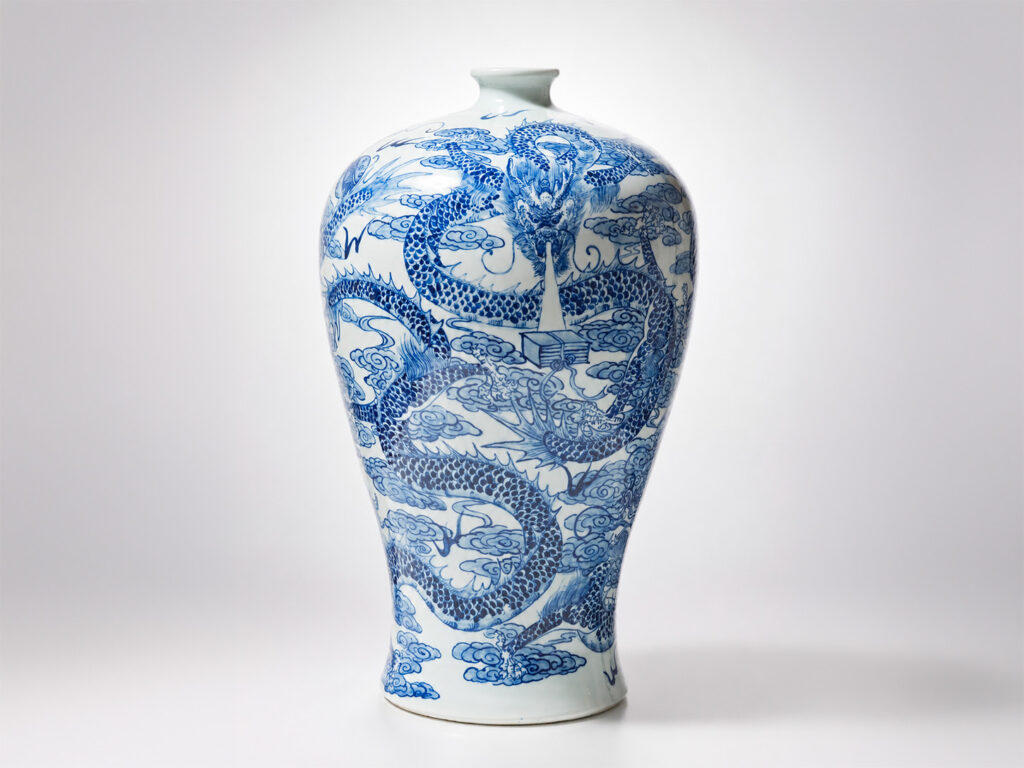 Vaso cinese in porcellana bianco e blu decorato con quattro dragoni celesti tra le nuvole, XIX secolo.