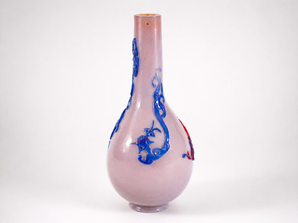 Vaso cinese in vetro di Pechino a forma di anfora con applicazioni blu in rilievo, inizi XX secolo.