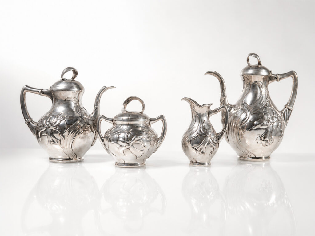 Servizio da tè e caffè in argento Art Nouveau di Wolfers Frères composto da teiera, caffettiera, lattiera e zuccheriera, inizi XX secolo.