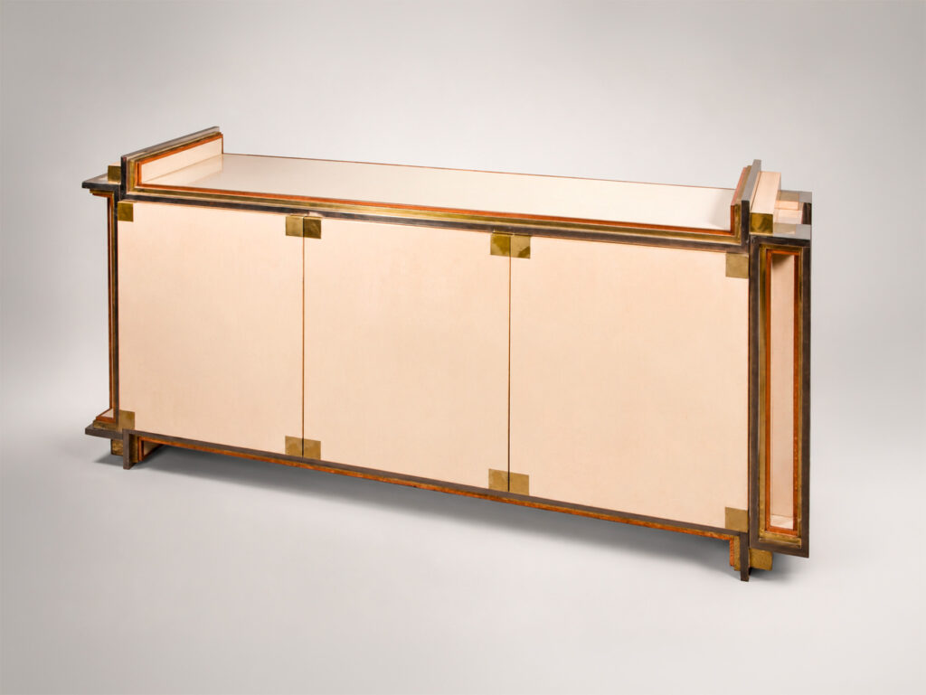Alain Delon per Maison Jansen, credenza AD363 a tre ante in radica di erable con struttura in metallo cromato, ottone e rame, 1972.