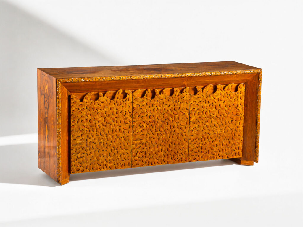 Colombo Stile Milano, credenza a tre ante in radica e legno massello intarsiato a mano, anni Ottanta.