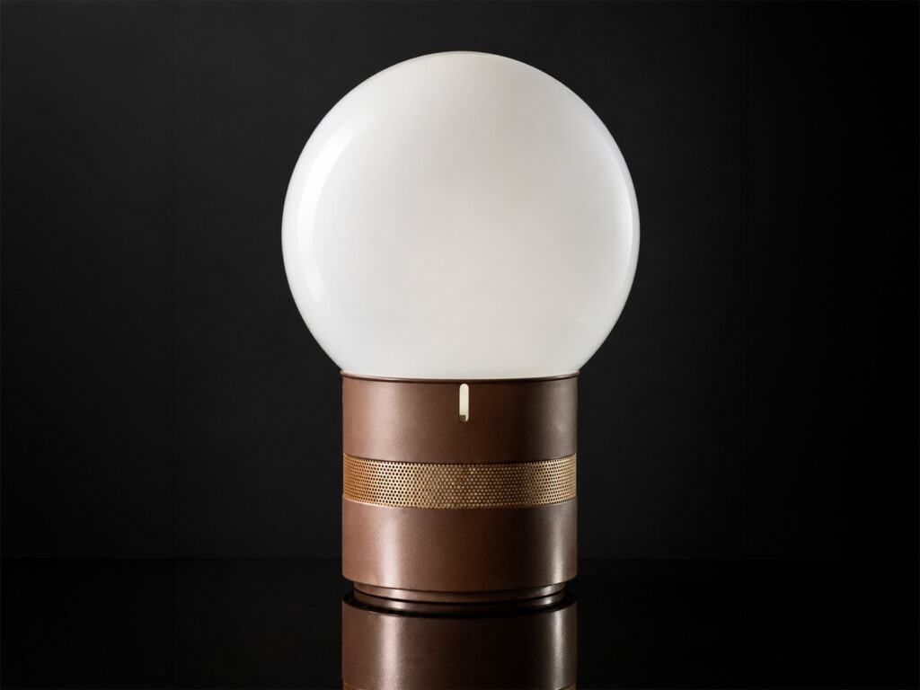 Gae Aulenti per Artemide, lampada da tavolo "Mezzo Oracolo" con diffusore sferico in vetro opalino, anni Settanta.