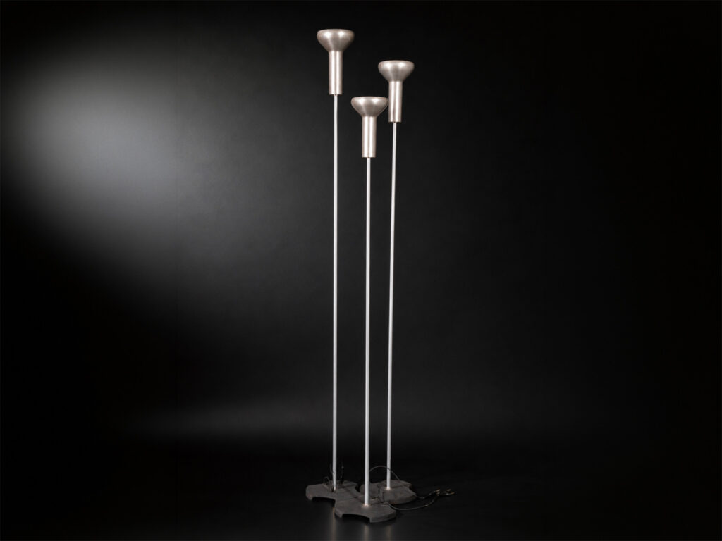 Gino Sarfatti per Arteluce, tre lampade da terra Mod. 1073 in alluminio, acciaio cromato e ghisa laccata, 1956.