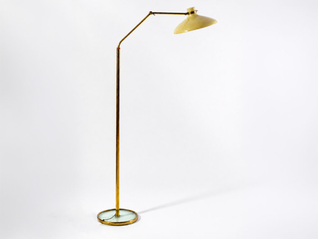 Gio Ponti per Fontana Arte, lampada da terra orientabile modello "1967" con base in vetro e struttura in ottone, anni Sessanta.