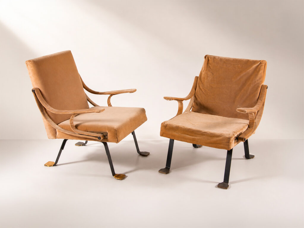 Ignazio Gardella per Gavina, coppia di poltrone "Digamma" con struttura in acciaio, finiture in ottone e rivestimento in velluto, 1957.