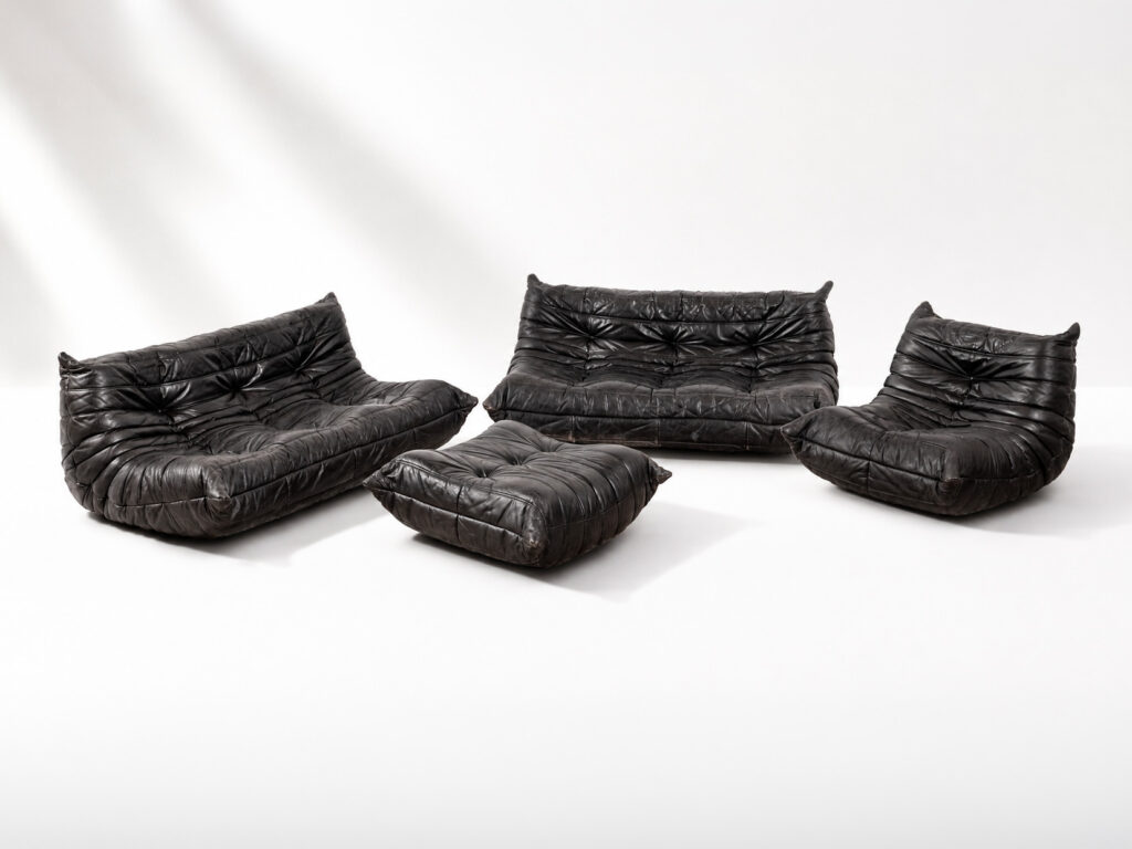 Michel Ducaroy per Ligne Roset, set "Togo" composto da due divani, poltrona e pouf in pelle nera, anni Settanta.
