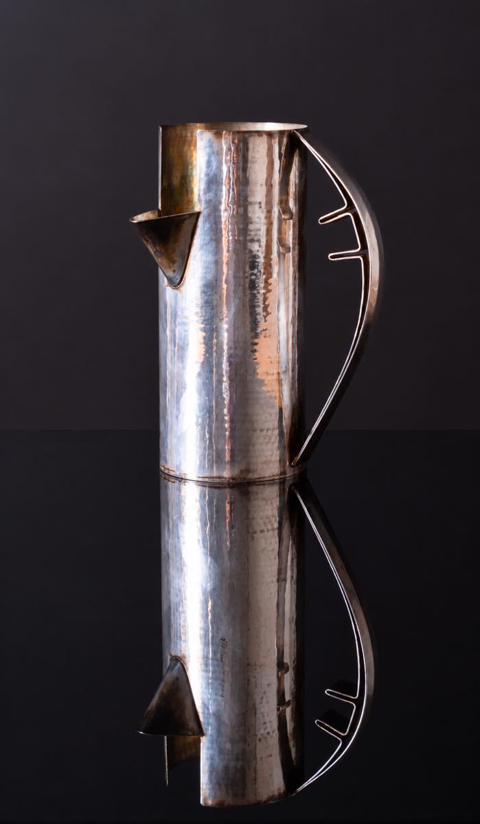 Carlo Scarpa per Cleto Munari, caraffa in argento 925 martellato prodotta da Rossi & Arcandi, 1994