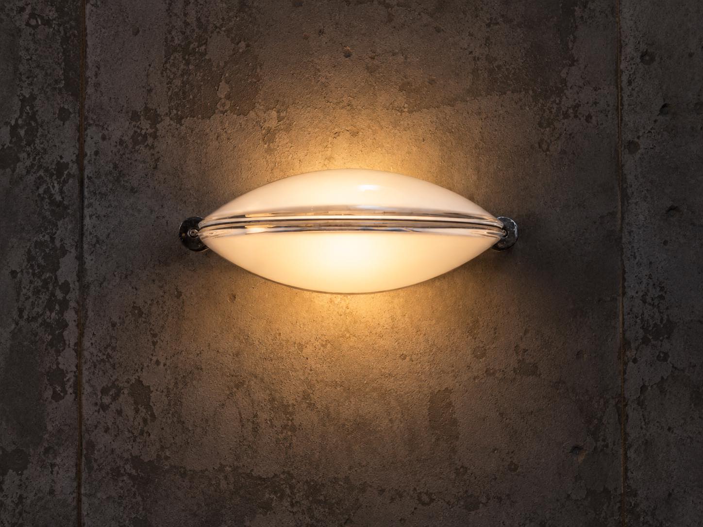 Dettaglio della lampada da parete "Mitasi" di Ernesto Gismondi per Artemide, anni Novanta