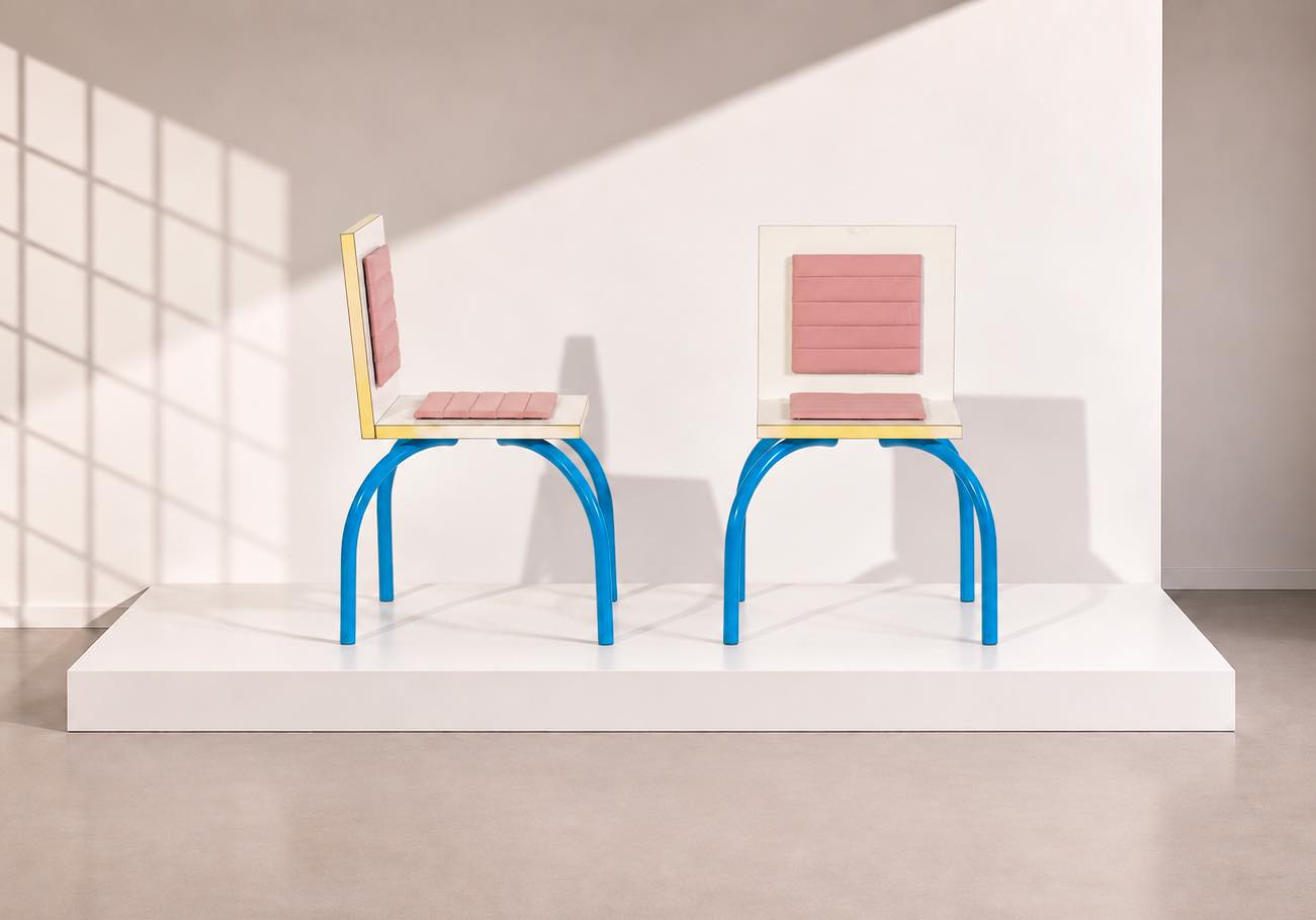 Michele De Lucchi per Memphis, coppia di sedie "Riviera" con struttura bianca, gambe blu e imbottitura rosa, 1981