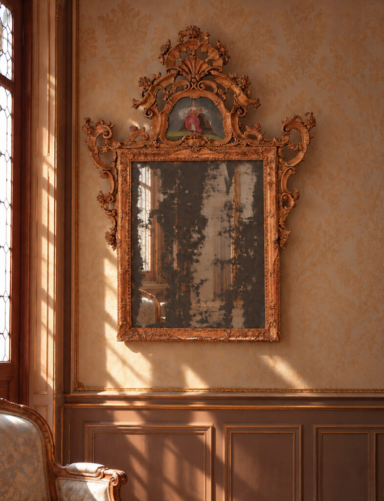 Specchiera antica in mercurio con ricca cornice in legno intagliato e dorato